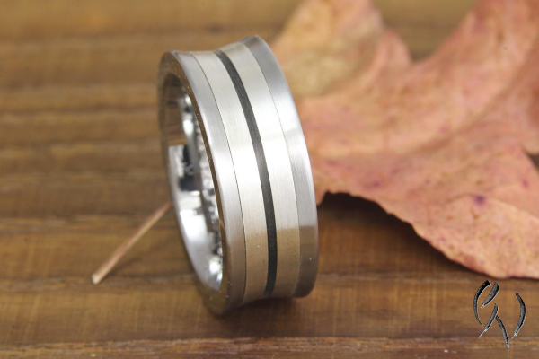 Breiter Ring aus unterschiedlich breiten Streifen aus Silber 925/-, Edelstahl und schwarzem Lack